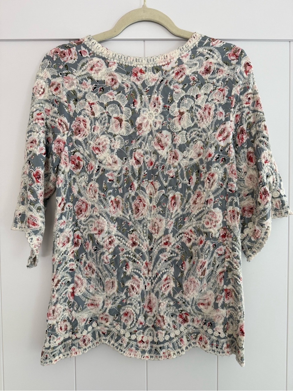 ✨ Solitaire Floral Lace Crochet Overlay Boho Top Blue Pink Size Small ✨ - Picture 3 of 12